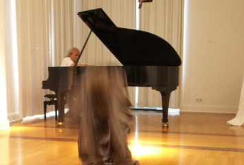 Matthias (Flügel), Gabriela (Tanz) bei Piétà formatiert im Künstlerhaus Schloss Balmoral (2007)