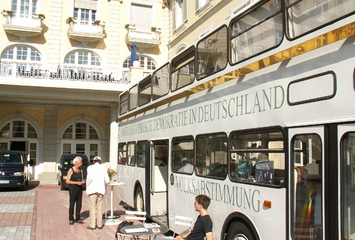 Omnibus vor der Brunnenhalle in Bad Ems (2007)