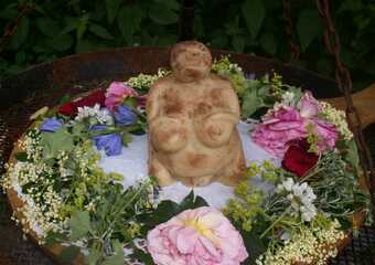 Warum reitet die Göttin Europa einen weißen Stier? - Mythos Europa - Urbild der Frau in Kunst und Mythologie  2013