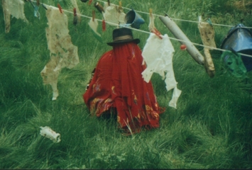 Ramey begrüßt die Gäste mit Gesang unter der RuinArt trocken von Birgit W. am YAM-Festival 2002