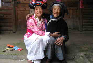 Sadama (li) und Großmutter (re) in traditioneller Kleidung