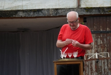 Martin (2012) Aufführung einer Fluxusaktion