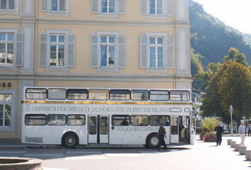 Omnibus vor der Brunnenhalle in Bad Ems (2007)