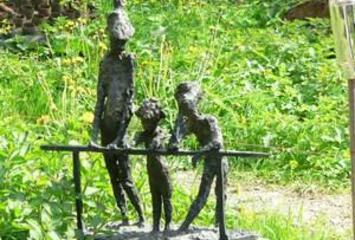 Drei Figuren von Clemens Pasch