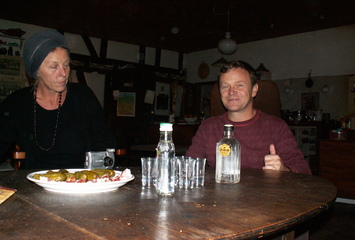 Essa Elke (re), Misha (li) beim traditionellen Wodkaritual