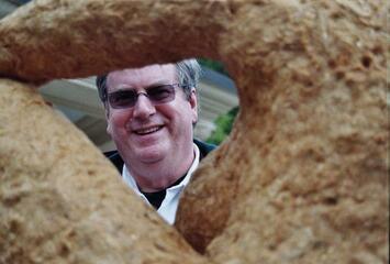 Prof. Heinemann blickt durch die Skulptur von Friedo Niepmann (Bad Ems, 2007)