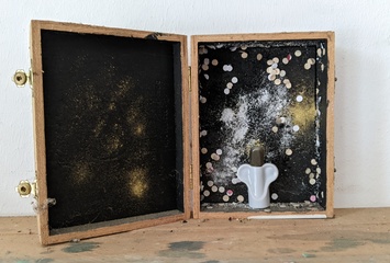 Engel-Universum in Zigarrenkiste