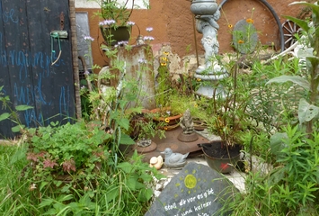 Stell dir vor es ist Krieg und keiner geht hin - 2 bepflanzte Soldatenhelme