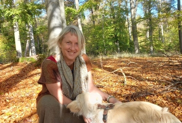 Iluna mit Parasol und Hund