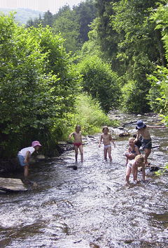 Kinder am Bach