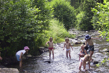 Kinder am Bach