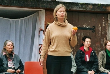 Agnes Bube bei Fluxus-Aktion: Iss eine Orange mit Schale