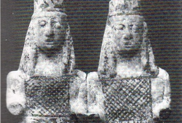 Demeter und Kore, auf einem Brett sitzend, Terrakotta aus Theben, Griechenland, 620 – 600 v. Chr., Britisches Museum London