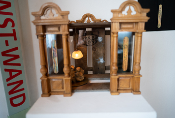 Nackte Tatsachen, Kisteninstallation, Kunstwand (Bonn)