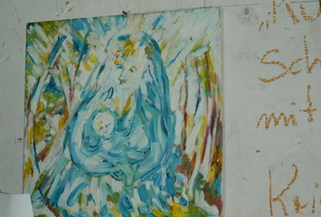 Mutter mit Kind - Engel, Kunst + Kitsch, Installation, Neuwagenmühle 2009